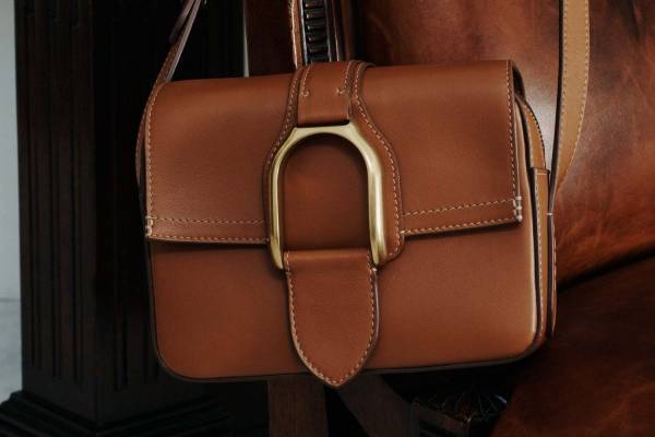 ラルフ ローレン新コレクション「ウェリントンシリーズ」“伝統的な馬具”着想のバッグ＆ジュエリー