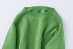フィルメランジェ“マルベリー”で染めたグリーンのスウェットシャツ、月替わり全4色展開