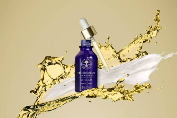 ニールズヤード レメディーズ“最高峰”のオーガニック美容液、フランキンセンスなど草花の香り