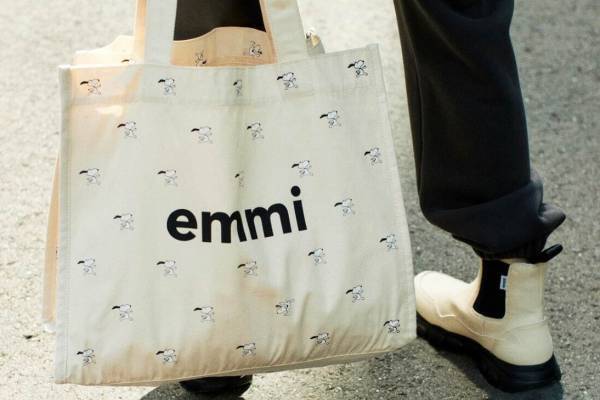 エミ「ピーナッツ」“ストレッチを楽しむスヌーピー”の総柄バッグ＆4コマ漫画を描いたTシャツ