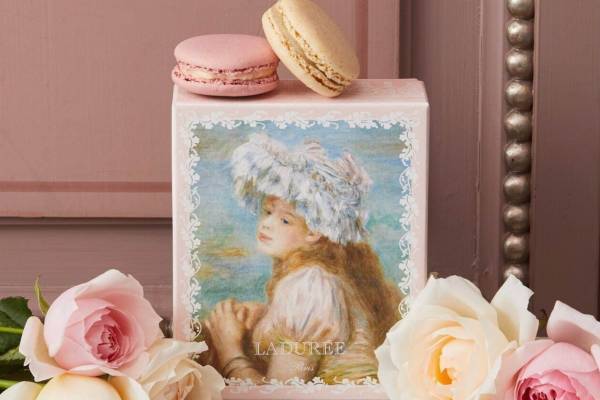 ラデュレ限定マカロンボックス、ルノワールの絵画《レースの帽子の少女》を配したパステルカラー