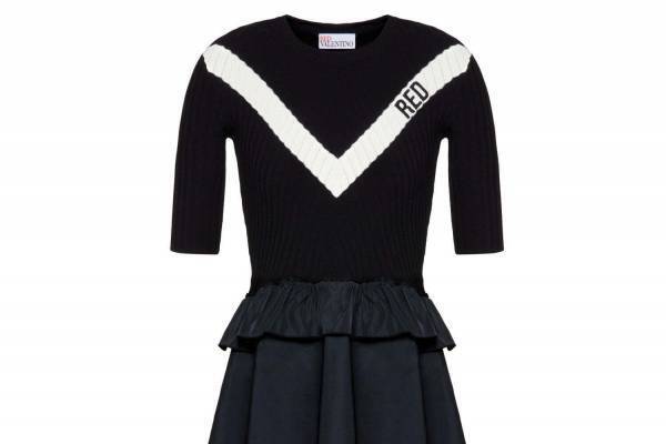 レッド ヴァレンティノ新作ニットドレス“RED”刺繍＆洗練フレアシルエット、表参道店限定で