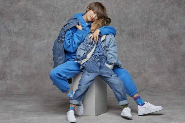 GAP“青グラデーション”のフーディーやデニムなど「ブルーレインボー」新宿ではカフェメニューも