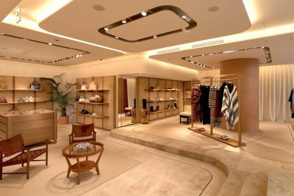 クロエ表参道店が日本初の新コンセプトで一新、復刻バッグ「エディス」など21年秋冬シーズンより展開