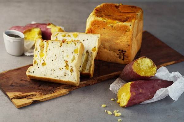 高級食パン専門店・嵜本「なると金時と黒ごまの食パン」なると金時の芋あん＆角切りを加えた秋限定食パン