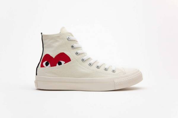 プレイ・コム デ ギャルソン×コンバースの新作スニーカー、半分隠れる“ハートのアイコン”