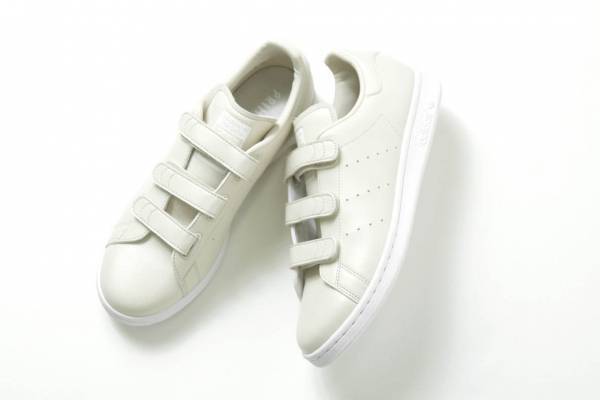 アディダス オリジナルス「スタンスミス」クリアブラウン×面ファスナーのエミ別注スニーカー