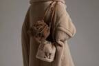 マックスマーラ「テディベアコート」着想の新作“ふわふわ”バッグ、ライトベージュやグレーで