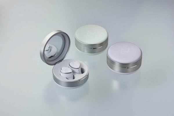 アビオット“アクセ感覚”ハート型ワイヤレスイヤホン、充電ケースには鏡＆LEDライト付き