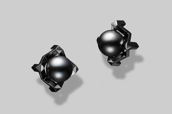 ミキモト“漆黒”のパールジュエリー「パッショノワール」黒蝶真珠輝くネックレスやイヤーカフ