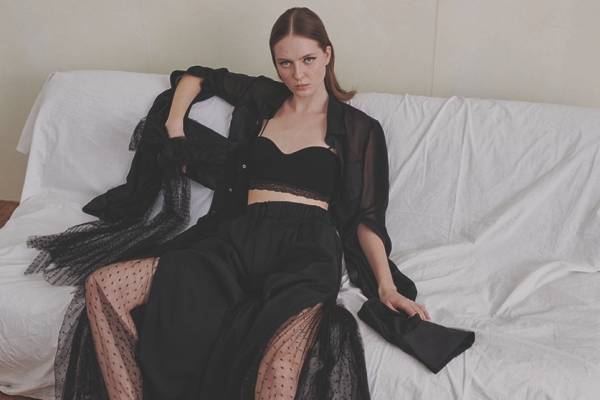 レッド ヴァレンティノ「ブラック タグ コレクション」ドットチュール重なるダウンコートやスニーカー