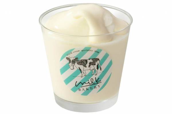 生クリーム専門店ミルク“究極の”もっちりパンナコッタが原宿店に、特濃生クリームソースをかけて