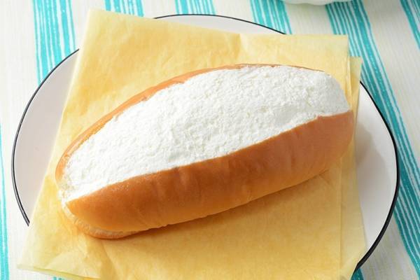 ローソン「おやつコッペ リッチミルク」ミルク感たっぷり“生クリームだけ”おやつコッペ