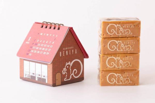 “リスくん”が「クルミッ子」を作る姿を描いたハウス型カレンダー2022、鎌倉紅谷より