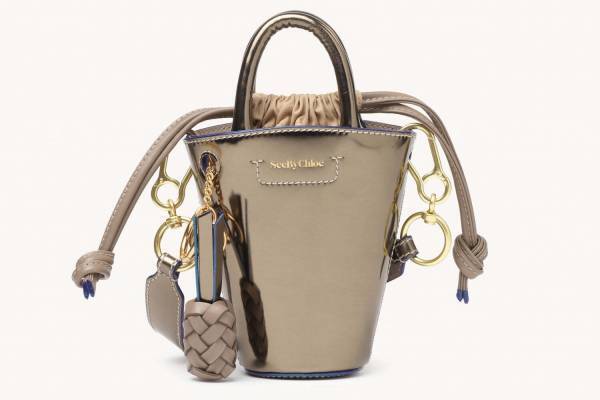 シーバイクロエのクリスマスクラッカーに着想を得た“輝くミラーレザー”のバッグ＆レザーグッズ