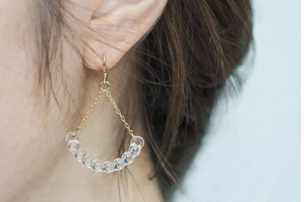 ガラスメーカー「ハリオ」が作る“水滴”イメージのガラスピアス、ドライフラワーの限定ラッピングも