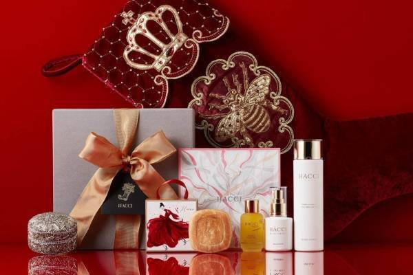 HACCI21年クリスマスコフレ、はちみつ化粧水やボディクリーム入りスキンケア＆ボディケアキット