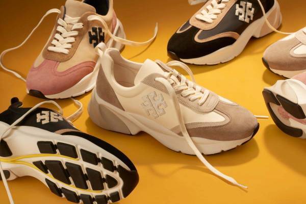 トリー バーチ、幸運のシンボル“ウィッシュボーン”を施した新作スニーカー「グッドラックトレーナー」