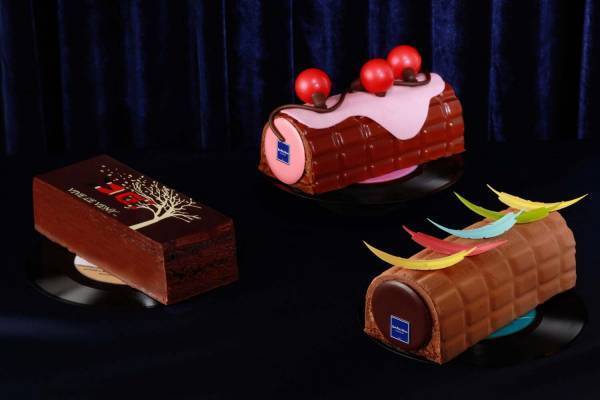 ジャン=ポール・エヴァンのクリスマスケーキ、ショコラのイルミネーション＆カラフルな羽根を飾って
