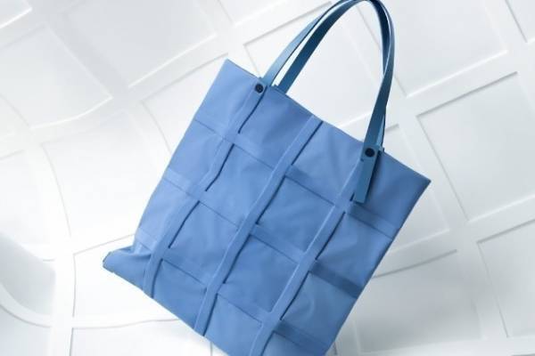 グッド グッズ イッセイ ミヤケの新作バッグ「グリッド」形状記憶シートでフォルムを自在にアレンジ