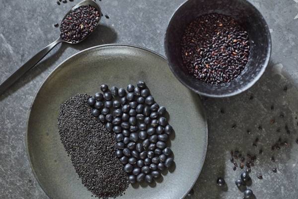 “黒に特化”したライフスタイルブランド「クロス」、キッチンウェアから雑貨までブラックで統一