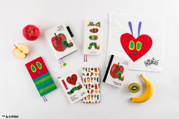 「ほぼ日手帳」×『はらぺこあおむし』、手帳カバーや週間手帳などロフト限定のコラボアイテム登場