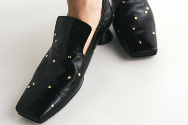 アキラナカ新作シューズ、左右非対称スタッズ×円錐状ヒールのオペラシューズ