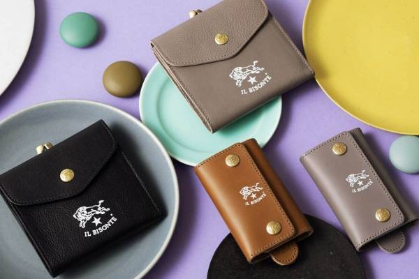 イル ビゾンテ“ホワイトロゴ”の新作バッグ＆革小物、くすみグレーや秋色オリーブのウォレット