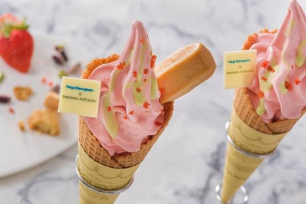 東京ディズニーランド、サダハルアオキとのコラボ新作“ストロベリー×ピスタチオ”のソフトクリーム