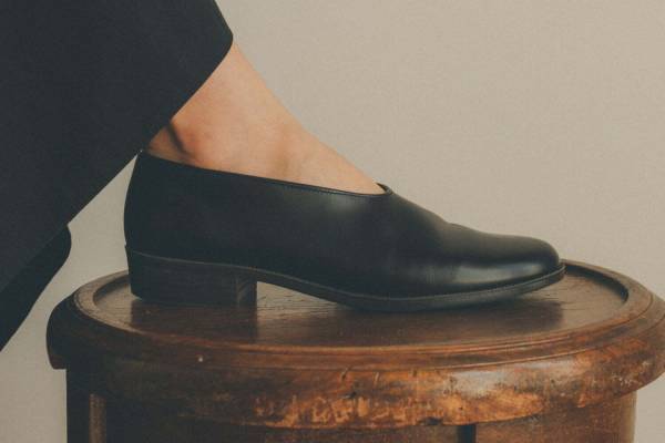 クラネ×ハルタのフラットシューズ、ミニマルなフォルム&上品な“ツヤ感”レザーで