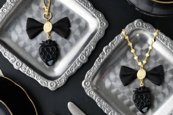 Q-pot.“真っ黒”スイーツアクセサリー「シャドウ」苺ガナッシュのネックレスや黒薔薇マカロン