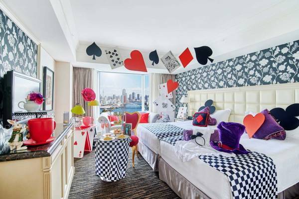 ホテル インターコンチネンタル 東京ベイ「不思議の国のアリス」コンセプトルーム、小さくなった私を体感