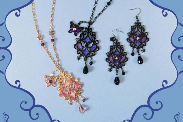 アナ スイ“ステンドグラス風”新作アクセサリー、蝶を象ったアラベスク模様