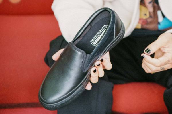 コンバース スケートボーディング×テンボックスのスニーカー“左右非対称”レザーの黒スリッポン