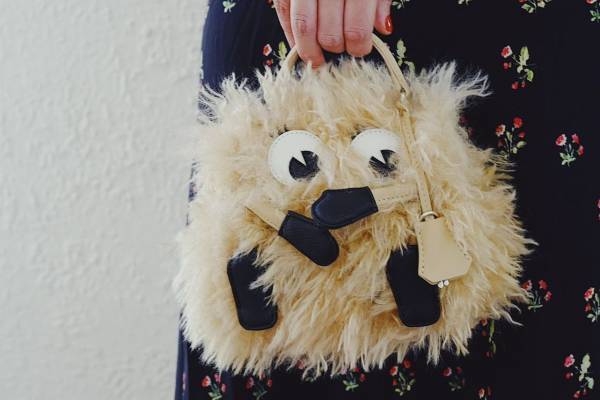 レディメイドからドクター・ウー“W”ロゴ入りモンスターバッグ、もこもこエコファーのモデルも