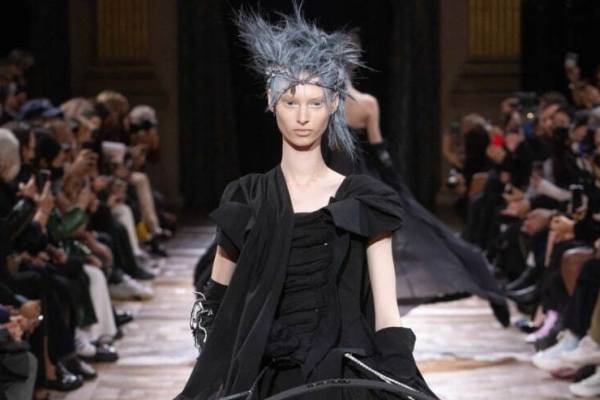 ヨウジヤマモト 2022年春夏ウィメンズコレクション - 「黒」を装う、飄飄と軽やかに