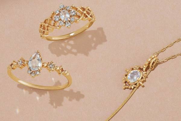 ノジェス“雪の結晶”クリスマスジュエリー、ホワイトラブラドライト輝く透かし柄リング＆ネックレス