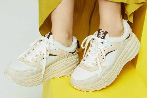 エミとUGG“上品ベージュ”のコラボスニーカー、ボリュームソールの「CA805」×メッシュ素材
