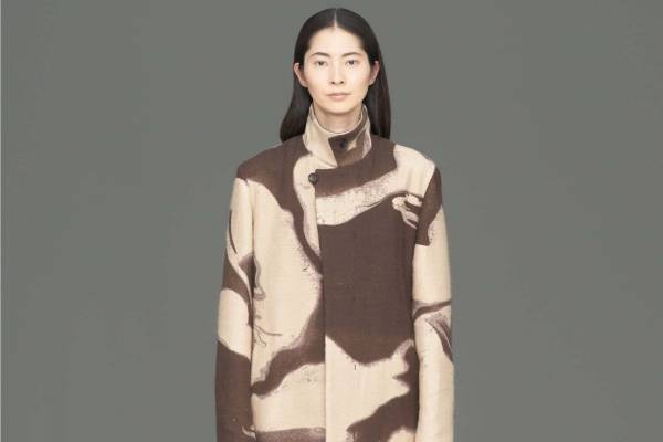 イッセイ ミヤケの新作ウェア、“うずらの卵”イメージのジャカードコートや有機的なニットワンピース