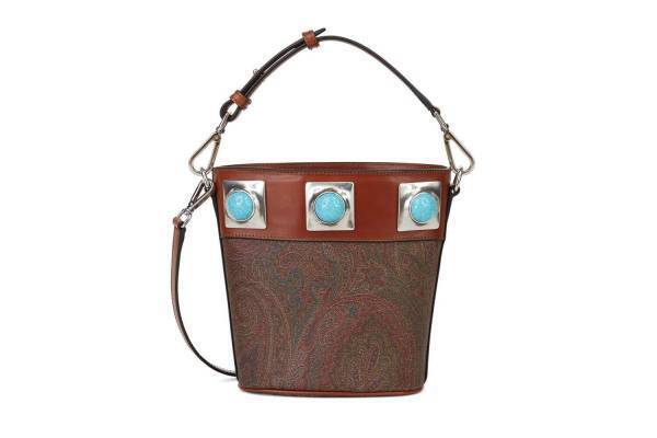 エトロ“ペイズリー＆王冠”の新コレクション「クラウン・ミー」大きなターコイズ付きバケットバッグなど