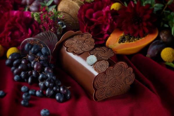 ピエール・エルメ・パリのクリスマスケーキ、“浮雲の花”を飾ったチョコレートケーキ＆赤いバラのケーキ