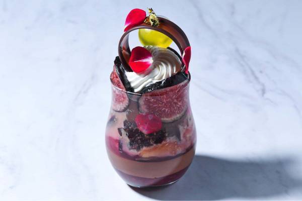 香りを食べる“薔薇パフェ”、エディブルガーデン×瀧島誠士のコラボスイーツが日本橋三越本店に