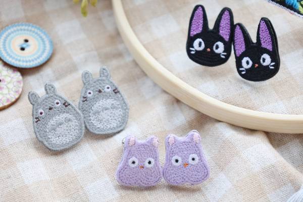 スタジオジブリ作品の人気キャラ“黒猫のジジ＆トトロ”がピアスに！ぷっくり刺繍で表現