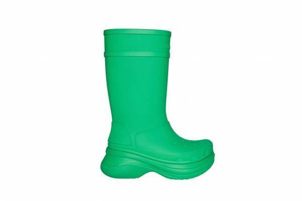 バレンシアガ×クロックスのコラボシューズ、アイコンサンダル「クロッグ」ベースの厚底ブーツ