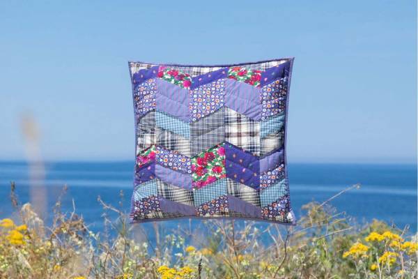 A.P.C.“ジグザグ”模様のクッション＆キルト、ヴェルヴレッド・アンダーグラウンドの楽曲から着想