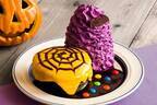 エッグスンシングスのハロウィン限定“真っ黒”パンケーキ、スパイダー模様のかぼちゃクリームのせ
