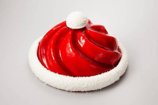 ホテル「シャングリ・ラ 東京」クリスマス2021、“サンタの帽子”モチーフのムースケーキなど
