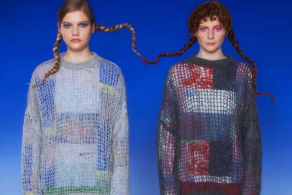 パブリック トウキョウ、とんだ林蘭のアートを配したアルパカニット＆トートバッグ