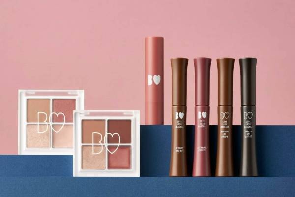 吉田朱里のビー アイドル21年冬コスメ、“大人ピンク”のつやぷるリップやバームハイライト入りアイパレ