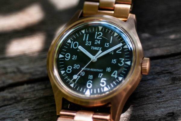 ビームスからタイメックス「オリジナルキャンパー」別注モデル、コッパーカラーのステンレススチールで統一